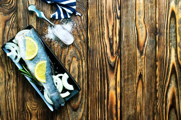 Syrové Ryby Solí Citronem Připraven Vaření — Stock fotografie