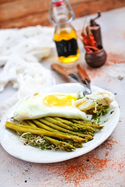 kızarmış yumurta ile kuşkonmaz ile taze kahvaltı