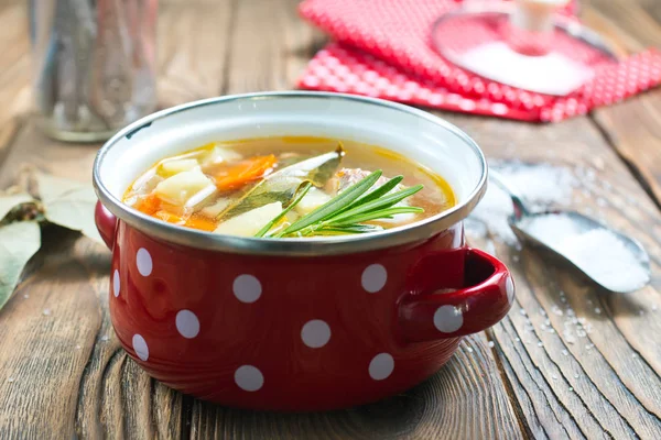 taze balık çorbası ile somon ve Yeşiller