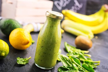 şişe ve malzemeler, sağlıklı diyet yeşil smoothie 