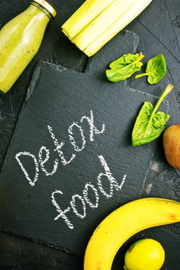 Detoks gıda kitabe blackboard, güler yüzlü şişe ve malzemeler 