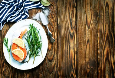 limon ve biberiye yemek pişirmek için hazır çiğ somon biftek 