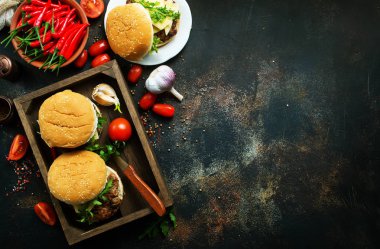 Ahşap kutusunda sıcak biber ile ev yapımı Hamburger