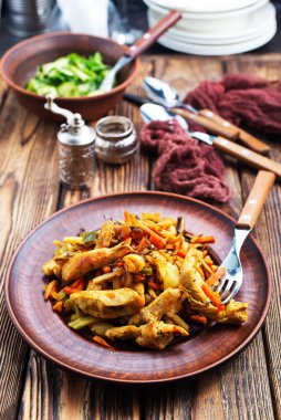 etli, kızarmış sebze güveç plaka üzerinde