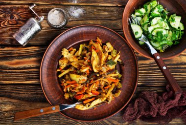 etli, kızarmış sebze güveç plaka üzerinde