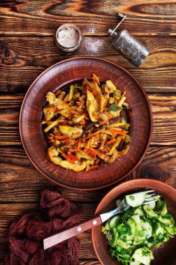 etli, kızarmış sebze güveç plaka üzerinde