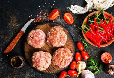 Ahşap tahta üzerinde burger için ham beşamel sos