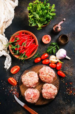 Ahşap tahta üzerinde burger için ham beşamel sos