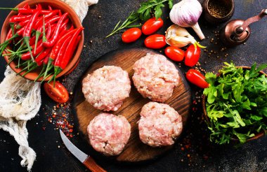 Ahşap tahta üzerinde burger için ham beşamel sos