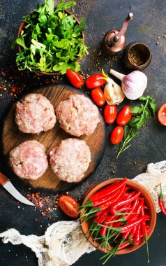 Ahşap tahta üzerinde burger için ham beşamel sos