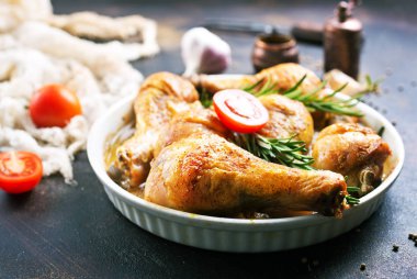 tavuk budu beyaz tencere içinde pişmiş