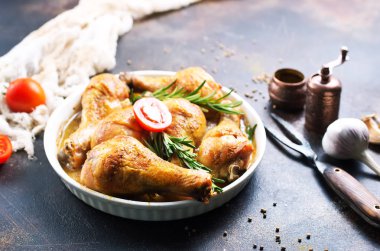 tavuk budu beyaz tencere içinde pişmiş