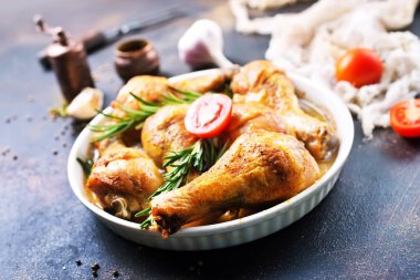 tavuk budu beyaz tencere içinde pişmiş