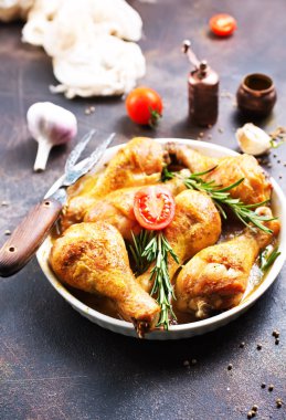tavuk budu beyaz tencere içinde pişmiş