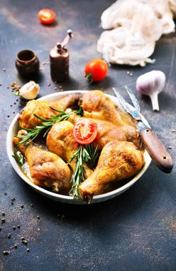 tavuk budu beyaz tencere içinde pişmiş