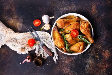 tavuk budu beyaz tencere içinde pişmiş