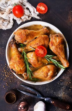 tavuk budu beyaz tencere içinde pişmiş