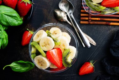 Kivi, Benna ve çilek taze meyve salatası