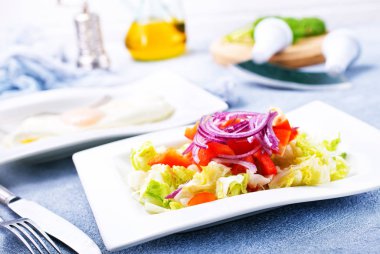 biber ve marul beyaz plaka üzerinde taze salata 