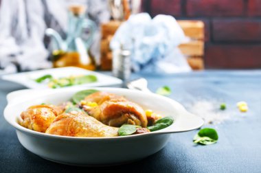 tavuk budu Mısır ve yeşil bezelye ile pişmiş