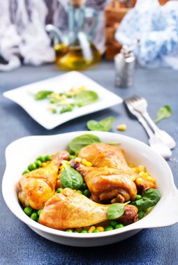 tavuk budu Mısır ve yeşil bezelye ile pişmiş