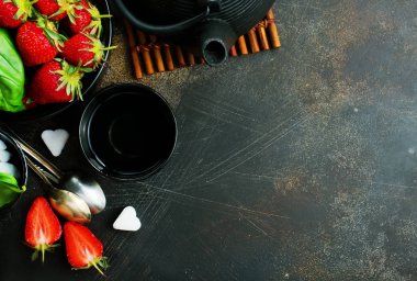 Taze fesleğen ile çay ve çilek, taze bitki çayı
