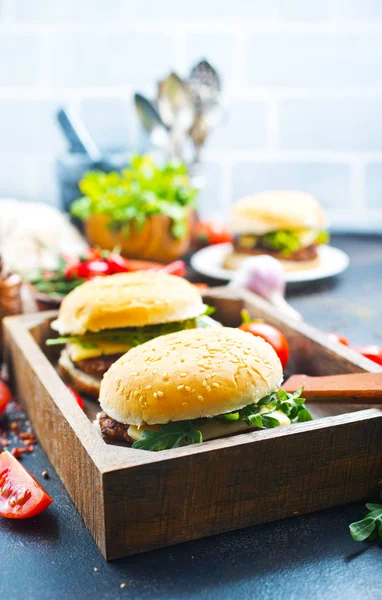 自制的汉堡 用热辣椒装在木箱里 — 图库照片