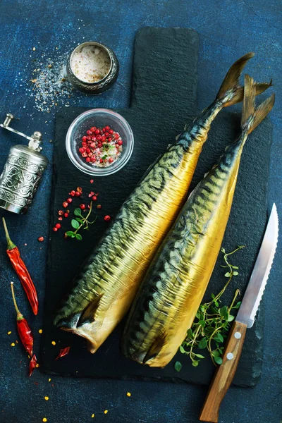 Räucherfisch Mit Paprika Bord — Stockfoto