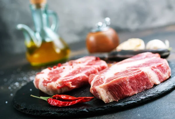 Çiğ Biftek Yemek Için Hazır Baharatlar Ile — Stok fotoğraf