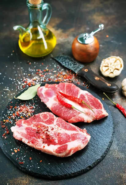 Steaks Viande Crue Aux Épices Prêts Cuire — Photo