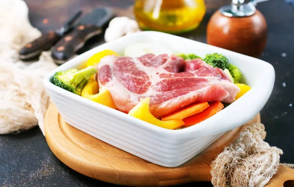 生の肉と新鮮な野菜の白い土鍋 — ストック写真