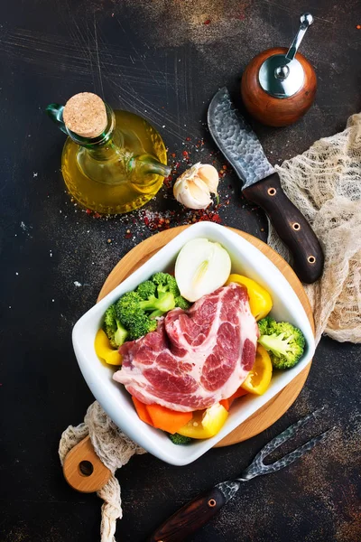 白砂锅中的生肉和新鲜蔬菜 — 图库照片