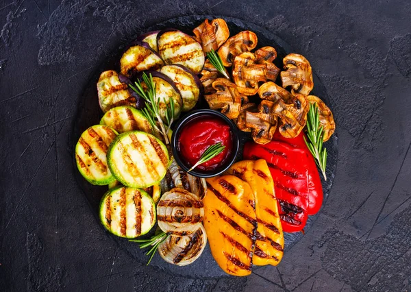 Gegrilltes Gemüse Mit Sauce Auf Tafel — Stockfoto