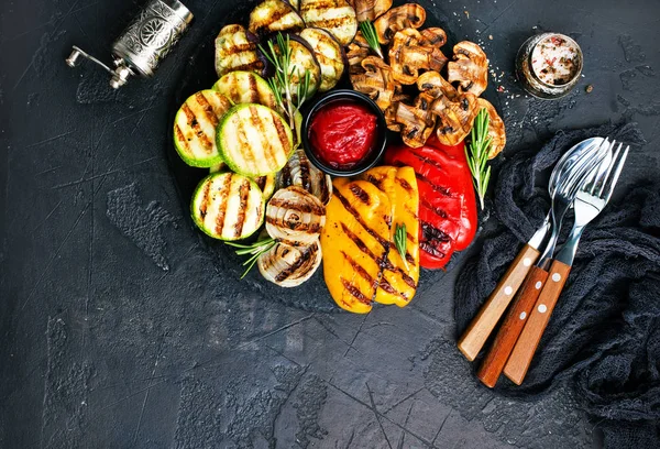 Gegrilltes Gemüse Mit Sauce Auf Tafel — Stockfoto