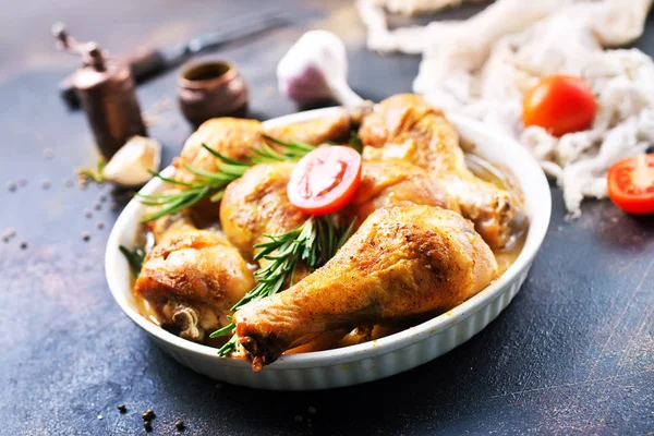 tavuk budu beyaz tencere içinde pişmiş