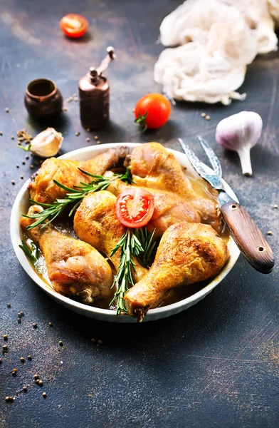 tavuk budu beyaz tencere içinde pişmiş