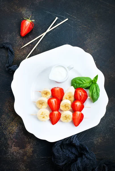 Brochetas Con Fresa Plátano Frutas Frescas — Foto de Stock