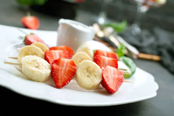 Brochetas Con Fresa Plátano Frutas Frescas — Foto de Stock