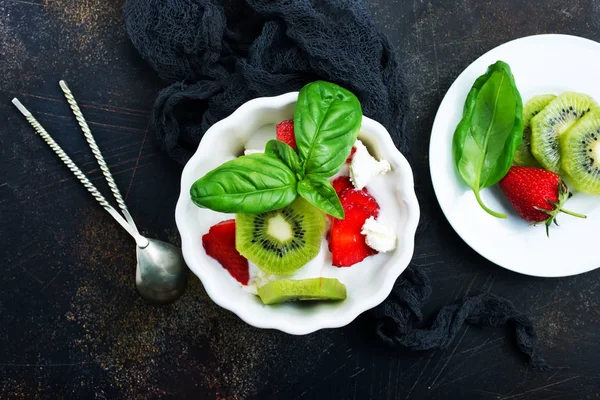 Frischer Obstsalat Mit Kiwi Und Erdbeeren — Stockfoto