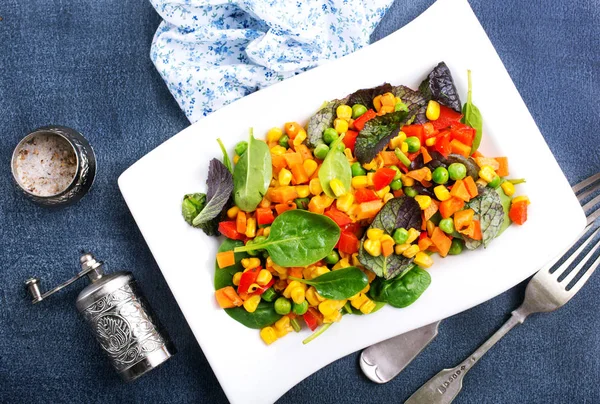 沙拉配玉米和青豆 健康食品 — 图库照片