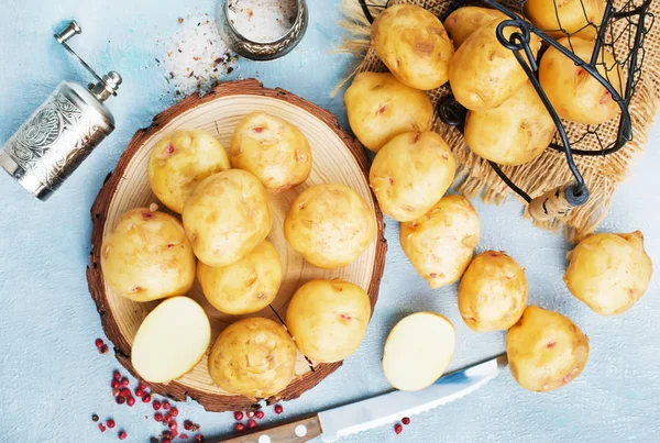 Yemek Pişirmek Için Ahşap Tahta Üzerinde Ham Patates — Stok fotoğraf