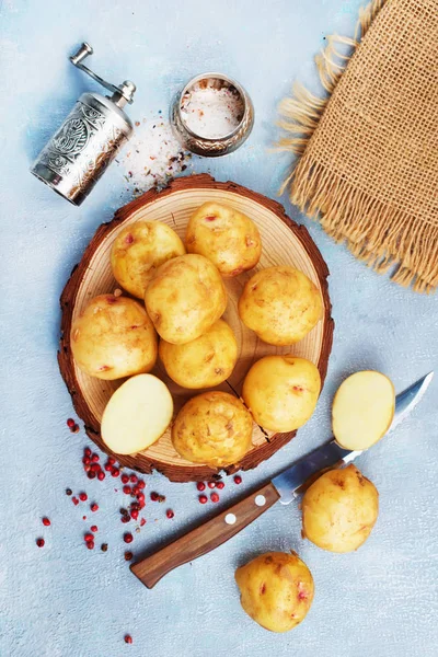 Yemek Pişirmek Için Ahşap Tahta Üzerinde Ham Patates — Stok fotoğraf