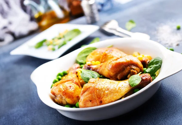 tavuk budu Mısır ve yeşil bezelye ile pişmiş