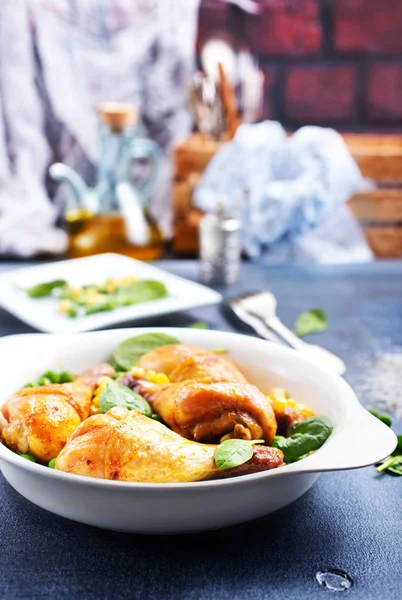 tavuk budu Mısır ve yeşil bezelye ile pişmiş