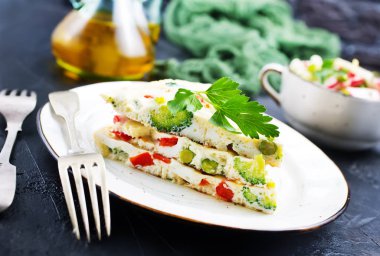 Beyaz tabakta sebze ile lezzetli omlet