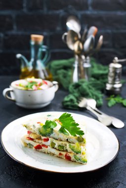 Beyaz tabakta sebze ile lezzetli omlet