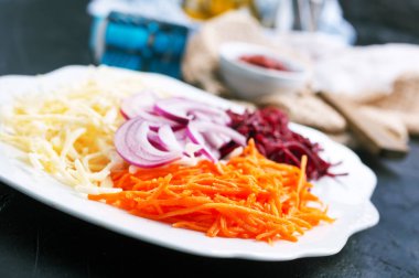 Pancar çorbası masada yemek için taze malzemeler 