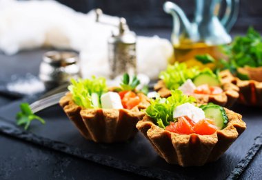 tartlets tuzlu somon ve yeşilliklerle taş levha ile kümesi 