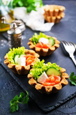 tartlets tuzlu somon ve yeşilliklerle taş levha ile kümesi 