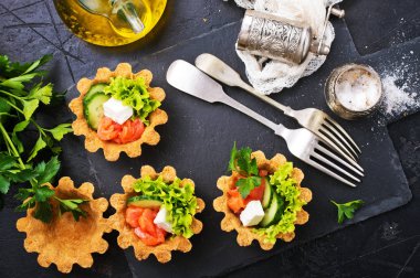 salatalık ve somon salata, lüks meze ile Tartlets
